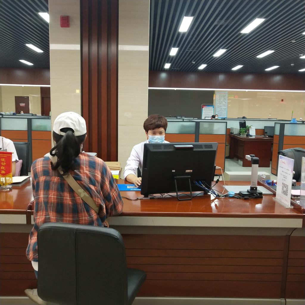 一站式服務(wù)中心設(shè)立殘疾人證評定受理專窗，優(yōu)化信息咨詢服務(wù)